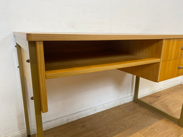 WMK I Stilvoller heller 70er Jahre Schreibtisch , freistellend mit Regal & Kufen Füßen aus Metall I Writing Desk Bürotisch Arbeitstisch Computertisch Retro Mid-Century Vintage I Berlin Leipzig Bremen