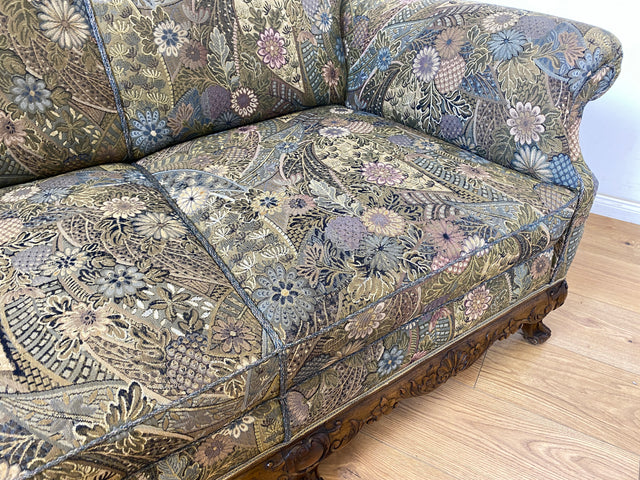 WMK Wunderschönes & gut erhaltenes 60er Jahre Sofa im Barock Stil mit tollem Bezug, reichverziertem Holzrahmen & bequemen Federkern # Couch 3-Sitzer Sitzgarnitur Rokoko Chippendale Stilmöbel Vintage
