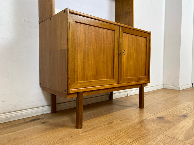 WMK Stilvoller skandinavischer 70er Jahre Bücherschrank aus vollem Holz in Teak, abschließbar mit verstellbaren Regalböden # Bücherregal Regal Kommode Highboard Sideboard Vintage Mid-Century Teakholz