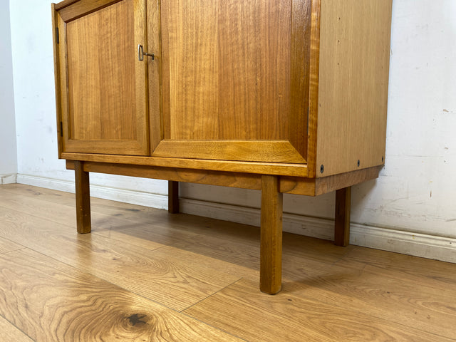 WMK Stilvoller skandinavischer 70er Jahre Bücherschrank aus vollem Holz in Teak, abschließbar mit verstellbaren Regalböden # Bücherregal Regal Kommode Highboard Sideboard Vintage Mid-Century Teakholz