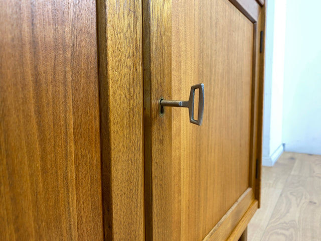 WMK Stilvoller skandinavischer 70er Jahre Bücherschrank aus vollem Holz in Teak, abschließbar mit verstellbaren Regalböden # Bücherregal Regal Kommode Highboard Sideboard Vintage Mid-Century Teakholz