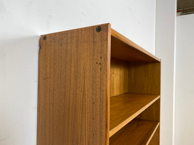 WMK Stilvoller skandinavischer 70er Jahre Bücherschrank aus vollem Holz in Teak, abschließbar mit verstellbaren Regalböden # Bücherregal Regal Kommode Highboard Sideboard Vintage Mid-Century Teakholz