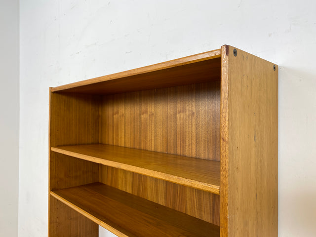 WMK Stilvoller skandinavischer 70er Jahre Bücherschrank aus vollem Holz in Teak, abschließbar mit verstellbaren Regalböden # Bücherregal Regal Kommode Highboard Sideboard Vintage Mid-Century Teakholz