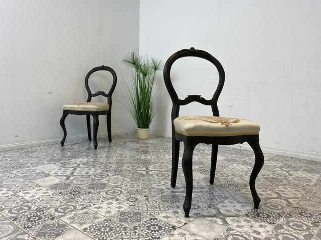 WMK 1/2 Formschöner und gut erhaltener 60er Jahre Stuhl im Biedermeier Stil mit wunderschönem jedoch etwas fleckigem Bezug # Esszimmerstuhl Salonstuhl Küchenstuhl Stühle Vintage # Stückpreis
