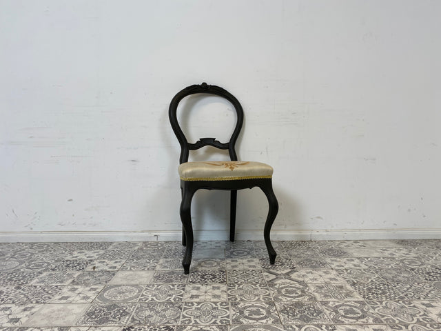 WMK 1/2 Formschöner und gut erhaltener 60er Jahre Stuhl im Biedermeier Stil mit wunderschönem jedoch etwas fleckigem Bezug # Esszimmerstuhl Salonstuhl Küchenstuhl Stühle Vintage # Stückpreis
