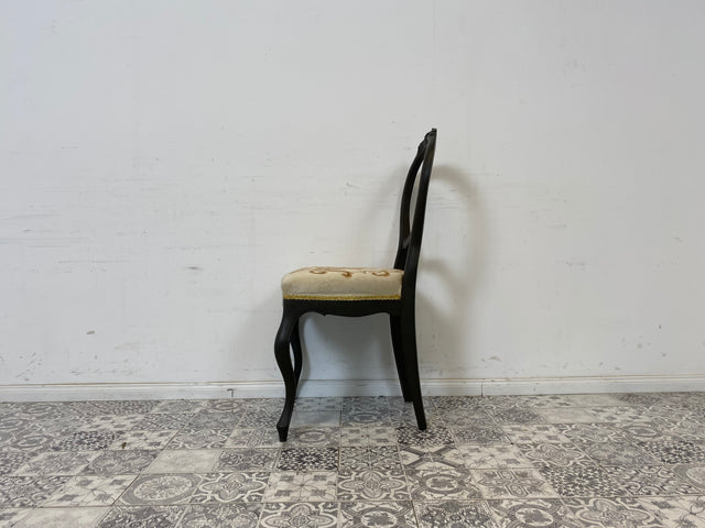 WMK 1/2 Formschöner und gut erhaltener 60er Jahre Stuhl im Biedermeier Stil mit wunderschönem jedoch etwas fleckigem Bezug # Esszimmerstuhl Salonstuhl Küchenstuhl Stühle Vintage # Stückpreis