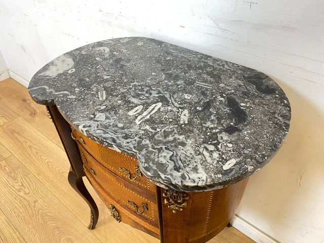 WMK Sehr elegante dänische Stilmöbel Kommode aus vollem Holz mit Marmor Auflage, Schubladen und Messingbeschlägen # Schubladenkommode Marmorkommode Flurkommode Beistelltisch Rokoko Barock Vintage