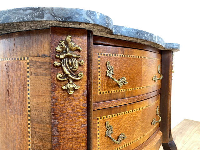 WMK Sehr elegante dänische Stilmöbel Kommode aus vollem Holz mit Marmor Auflage, Schubladen und Messingbeschlägen # Schubladenkommode Marmorkommode Flurkommode Beistelltisch Rokoko Barock Vintage