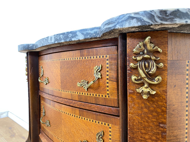 WMK Sehr elegante dänische Stilmöbel Kommode aus vollem Holz mit Marmor Auflage, Schubladen und Messingbeschlägen # Schubladenkommode Marmorkommode Flurkommode Beistelltisch Rokoko Barock Vintage