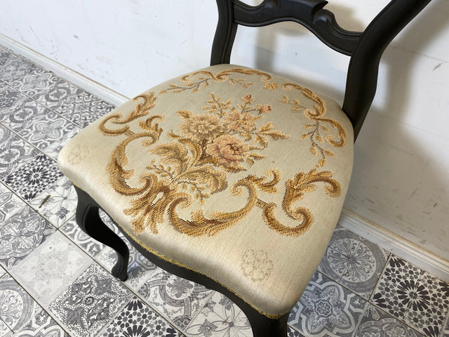 WMK 1/2 Formschöner und gut erhaltener 60er Jahre Stuhl im Biedermeier Stil mit wunderschönem jedoch etwas fleckigem Bezug # Esszimmerstuhl Salonstuhl Küchenstuhl Stühle Vintage # Stückpreis