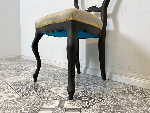 WMK 1/2 Formschöner und gut erhaltener 60er Jahre Stuhl im Biedermeier Stil mit wunderschönem jedoch etwas fleckigem Bezug # Esszimmerstuhl Salonstuhl Küchenstuhl Stühle Vintage # Stückpreis