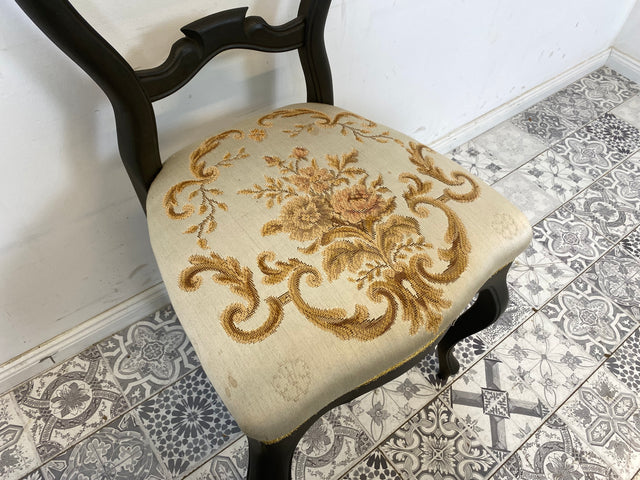 WMK 1/2 Formschöner und gut erhaltener 60er Jahre Stuhl im Biedermeier Stil mit wunderschönem jedoch etwas fleckigem Bezug # Esszimmerstuhl Salonstuhl Küchenstuhl Stühle Vintage # Stückpreis