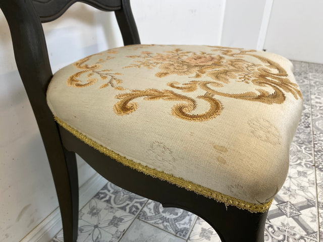 WMK 1/2 Formschöner und gut erhaltener 60er Jahre Stuhl im Biedermeier Stil mit wunderschönem jedoch etwas fleckigem Bezug # Esszimmerstuhl Salonstuhl Küchenstuhl Stühle Vintage # Stückpreis
