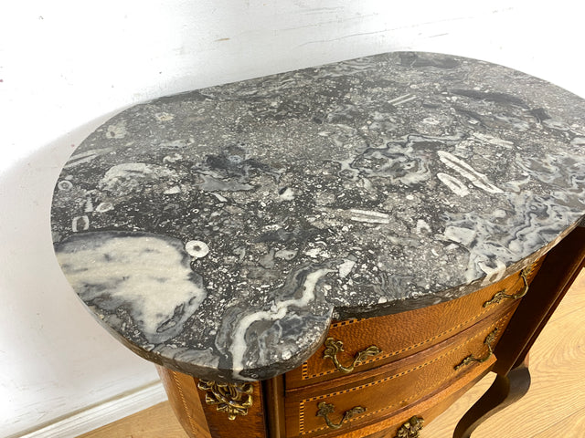 WMK Sehr elegante dänische Stilmöbel Kommode aus vollem Holz mit Marmor Auflage, Schubladen und Messingbeschlägen # Schubladenkommode Marmorkommode Flurkommode Beistelltisch Rokoko Barock Vintage