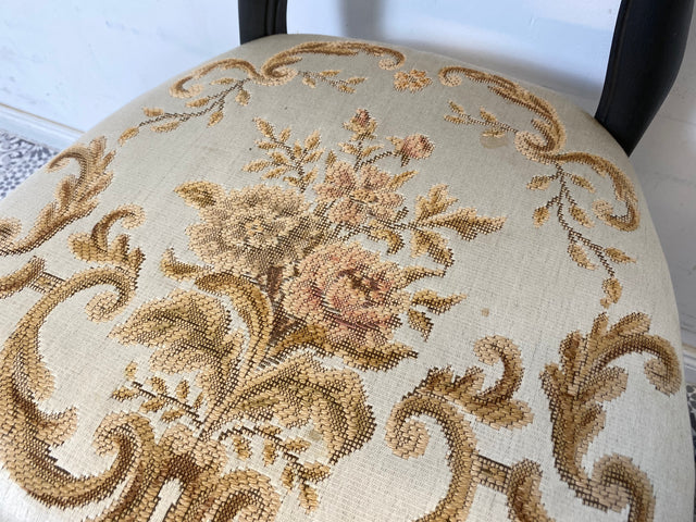 WMK 1/2 Formschöner und gut erhaltener 60er Jahre Stuhl im Biedermeier Stil mit wunderschönem jedoch etwas fleckigem Bezug # Esszimmerstuhl Salonstuhl Küchenstuhl Stühle Vintage # Stückpreis