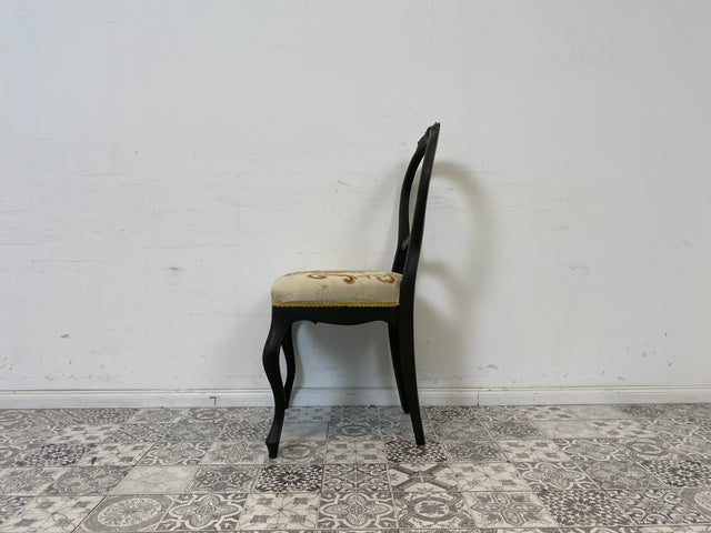WMK 1/2 Formschöner und gut erhaltener 60er Jahre Stuhl im Biedermeier Stil mit wunderschönem jedoch etwas fleckigem Bezug # Esszimmerstuhl Salonstuhl Küchenstuhl Stühle Vintage # Stückpreis