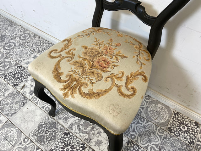 WMK 1/2 Formschöner und gut erhaltener 60er Jahre Stuhl im Biedermeier Stil mit wunderschönem jedoch etwas fleckigem Bezug # Esszimmerstuhl Salonstuhl Küchenstuhl Stühle Vintage # Stückpreis