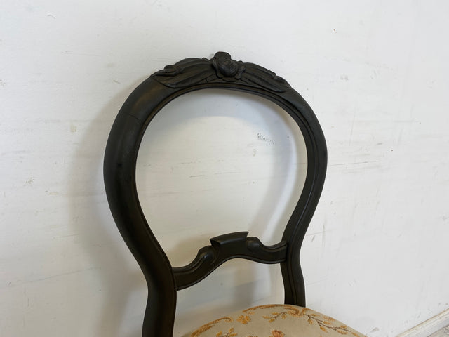 WMK 1/2 Formschöner und gut erhaltener 60er Jahre Stuhl im Biedermeier Stil mit wunderschönem jedoch etwas fleckigem Bezug # Esszimmerstuhl Salonstuhl Küchenstuhl Stühle Vintage # Stückpreis