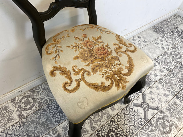 WMK 1/2 Formschöner und gut erhaltener 60er Jahre Stuhl im Biedermeier Stil mit wunderschönem jedoch etwas fleckigem Bezug # Esszimmerstuhl Salonstuhl Küchenstuhl Stühle Vintage # Stückpreis