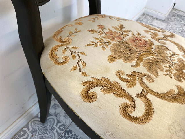 WMK 1/2 Formschöner und gut erhaltener 60er Jahre Stuhl im Biedermeier Stil mit wunderschönem jedoch etwas fleckigem Bezug # Esszimmerstuhl Salonstuhl Küchenstuhl Stühle Vintage # Stückpreis