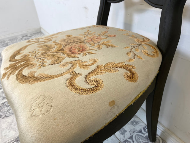 WMK 1/2 Formschöner und gut erhaltener 60er Jahre Stuhl im Biedermeier Stil mit wunderschönem jedoch etwas fleckigem Bezug # Esszimmerstuhl Salonstuhl Küchenstuhl Stühle Vintage # Stückpreis