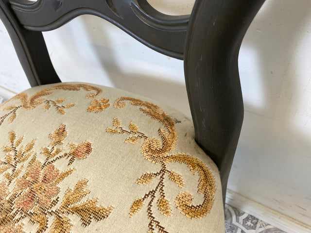WMK 1/2 Formschöner und gut erhaltener 60er Jahre Stuhl im Biedermeier Stil mit wunderschönem jedoch etwas fleckigem Bezug # Esszimmerstuhl Salonstuhl Küchenstuhl Stühle Vintage # Stückpreis