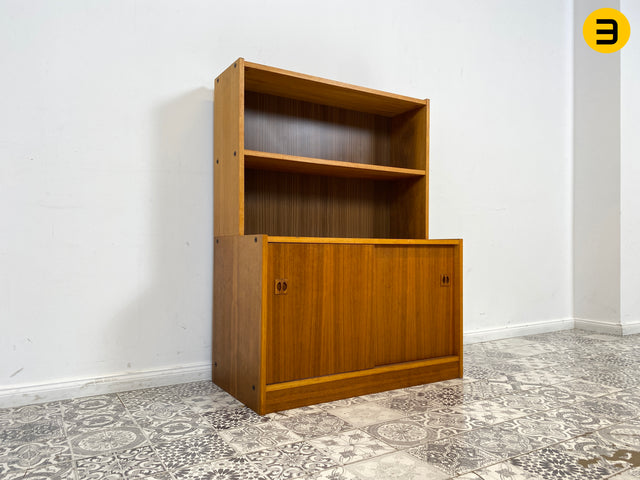 WMK Stilvoller kleiner skandinavischer Bücherschrank mit Schiebetüren & hübschen Holzgriffen # Regal Bücherregal Kommode Highboard Bibliothek Sideboard Danish Design Mid-Century Vintage # Stückpreis