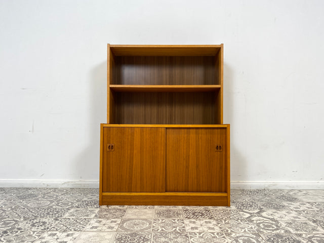 WMK Stilvoller kleiner skandinavischer Bücherschrank mit Schiebetüren & hübschen Holzgriffen # Regal Bücherregal Kommode Highboard Bibliothek Sideboard Danish Design Mid-Century Vintage # Stückpreis