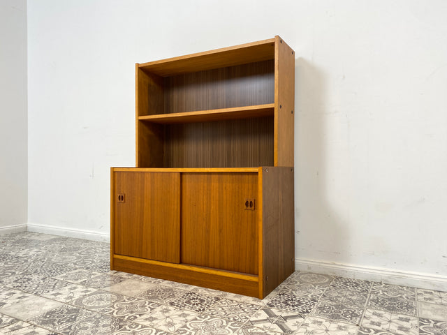 WMK Stilvoller kleiner skandinavischer Bücherschrank mit Schiebetüren & hübschen Holzgriffen # Regal Bücherregal Kommode Highboard Bibliothek Sideboard Danish Design Mid-Century Vintage # Stückpreis