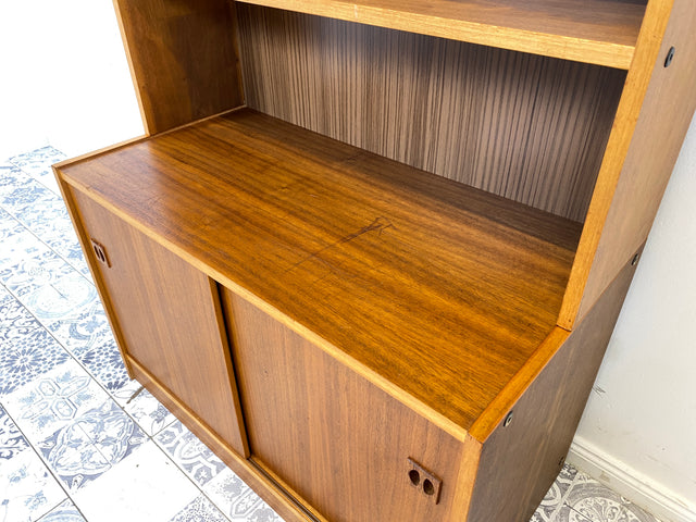 WMK Stilvoller kleiner skandinavischer Bücherschrank mit Schiebetüren & hübschen Holzgriffen # Regal Bücherregal Kommode Highboard Bibliothek Sideboard Danish Design Mid-Century Vintage # Stückpreis