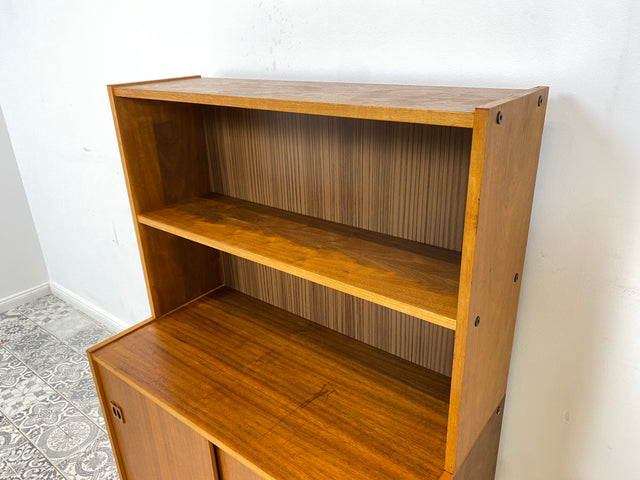 WMK Stilvoller kleiner skandinavischer Bücherschrank mit Schiebetüren & hübschen Holzgriffen # Regal Bücherregal Kommode Highboard Bibliothek Sideboard Danish Design Mid-Century Vintage # Stückpreis