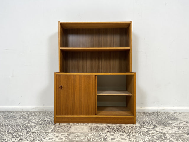 WMK Stilvoller kleiner skandinavischer Bücherschrank mit Schiebetüren & hübschen Holzgriffen # Regal Bücherregal Kommode Highboard Bibliothek Sideboard Danish Design Mid-Century Vintage # Stückpreis