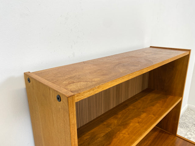 WMK Stilvoller kleiner skandinavischer Bücherschrank mit Schiebetüren & hübschen Holzgriffen # Regal Bücherregal Kommode Highboard Bibliothek Sideboard Danish Design Mid-Century Vintage # Stückpreis
