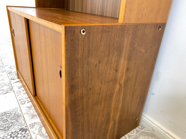WMK Stilvoller kleiner skandinavischer Bücherschrank mit Schiebetüren & hübschen Holzgriffen # Regal Bücherregal Kommode Highboard Bibliothek Sideboard Danish Design Mid-Century Vintage # Stückpreis