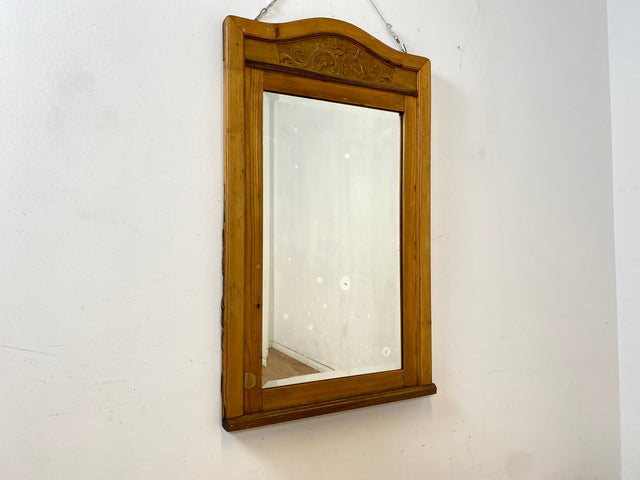 WMK Sehr schöner und gut erhaltener antiker Wandspiegel mit handverziertem Echtholz Rahmen und leicht blindem original Spiegelglas