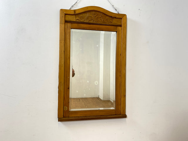 WMK Sehr schöner und gut erhaltener antiker Wandspiegel mit handverziertem Echtholz Rahmen und leicht blindem original Spiegelglas