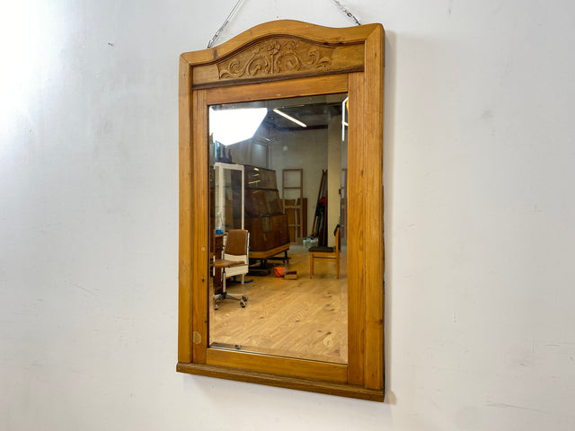WMK Sehr schöner und gut erhaltener antiker Wandspiegel mit handverziertem Echtholz Rahmen und leicht blindem original Spiegelglas