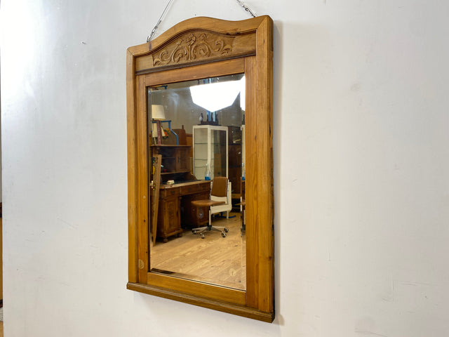 WMK Sehr schöner und gut erhaltener antiker Wandspiegel mit handverziertem Echtholz Rahmen und leicht blindem original Spiegelglas