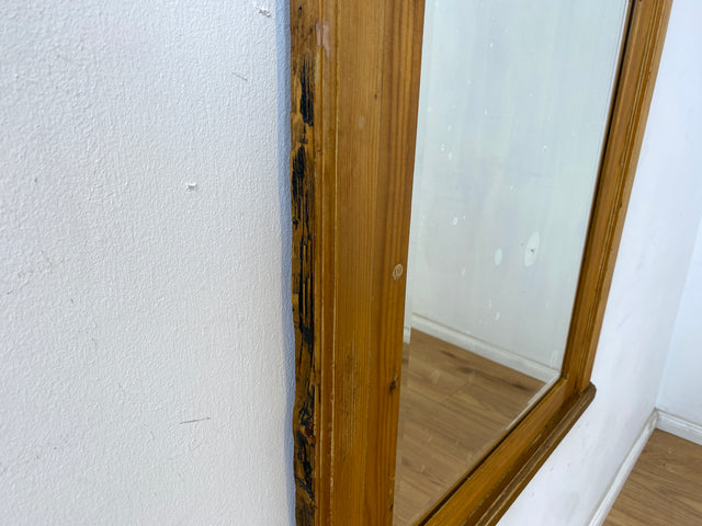 WMK Sehr schöner und gut erhaltener antiker Wandspiegel mit handverziertem Echtholz Rahmen und leicht blindem original Spiegelglas