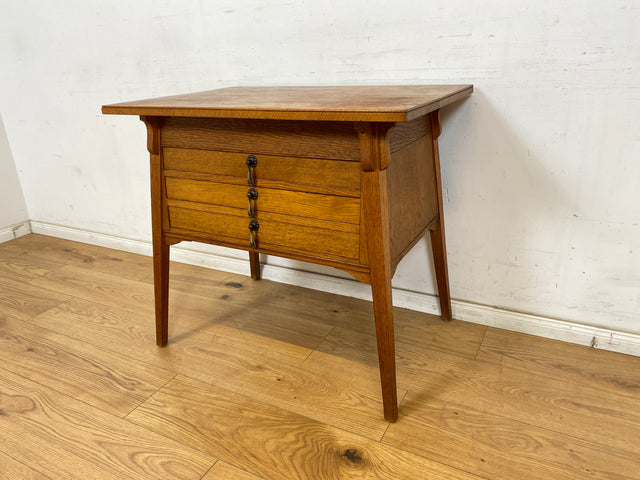 WMK Formschöne und gut erhaltene kleine antike Kommode aus vollem Holz mit Schubladen und schönen Messinggriffe # Schubladenkommode Wäschekommode Schrank Wickelkommode Flurkommode Jugendstil Vintage