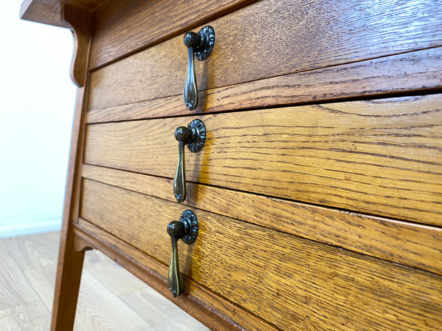 WMK Formschöne und gut erhaltene kleine antike Kommode aus vollem Holz mit Schubladen und schönen Messinggriffe # Schubladenkommode Wäschekommode Schrank Wickelkommode Flurkommode Jugendstil Vintage