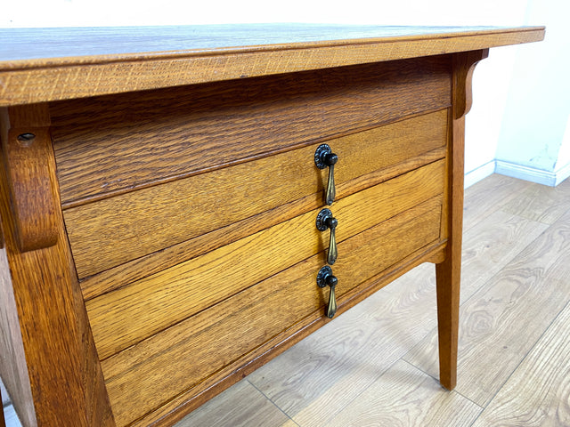 WMK Formschöne und gut erhaltene kleine antike Kommode aus vollem Holz mit Schubladen und schönen Messinggriffe # Schubladenkommode Wäschekommode Schrank Wickelkommode Flurkommode Jugendstil Vintage