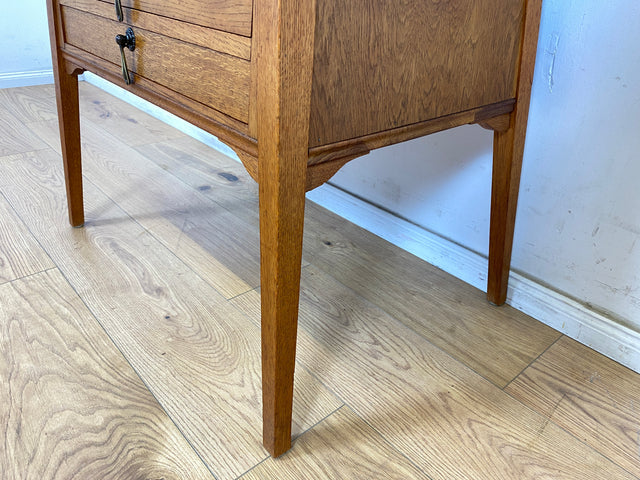WMK Formschöne und gut erhaltene kleine antike Kommode aus vollem Holz mit Schubladen und schönen Messinggriffe # Schubladenkommode Wäschekommode Schrank Wickelkommode Flurkommode Jugendstil Vintage