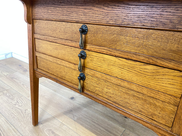 WMK Formschöne und gut erhaltene kleine antike Kommode aus vollem Holz mit Schubladen und schönen Messinggriffe # Schubladenkommode Wäschekommode Schrank Wickelkommode Flurkommode Jugendstil Vintage