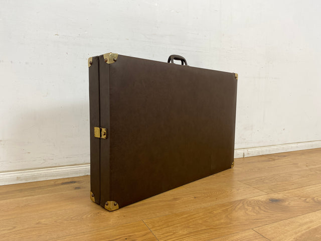 WMK Stilechte & sehr gut erhaltene mobile Mid-Century Massageliege in praktischen mit Kunstleder bezogenem Koffer # Kofferliege Klappliege Liege Tattoo Lederliege Massagebett Spa-Tisch Koffer Vintage