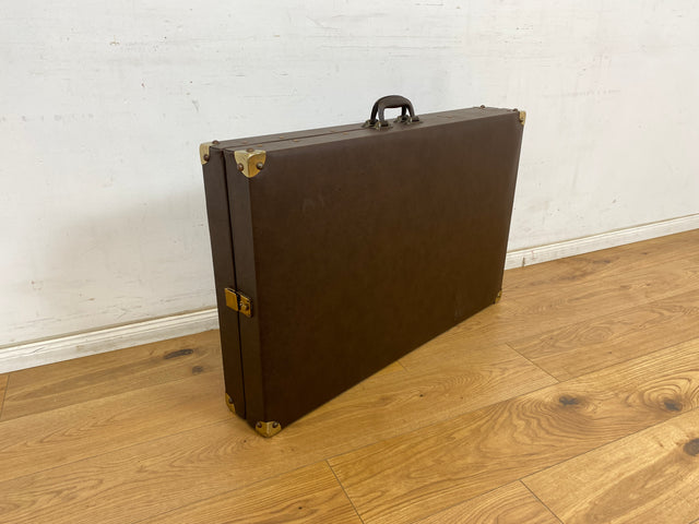 WMK Stilechte & sehr gut erhaltene mobile Mid-Century Massageliege in praktischen mit Kunstleder bezogenem Koffer # Kofferliege Klappliege Liege Tattoo Lederliege Massagebett Spa-Tisch Koffer Vintage