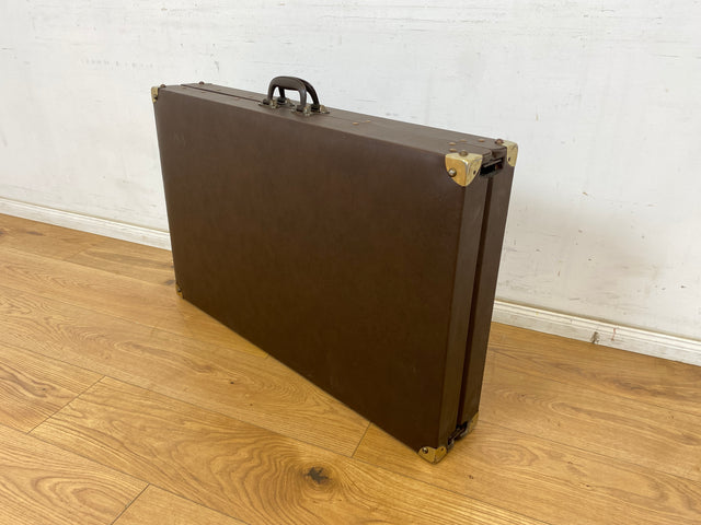 WMK Stilechte & sehr gut erhaltene mobile Mid-Century Massageliege in praktischen mit Kunstleder bezogenem Koffer # Kofferliege Klappliege Liege Tattoo Lederliege Massagebett Spa-Tisch Koffer Vintage