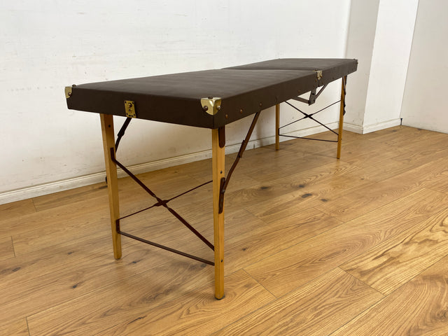 WMK Stilechte & sehr gut erhaltene mobile Mid-Century Massageliege in praktischen mit Kunstleder bezogenem Koffer # Kofferliege Klappliege Liege Tattoo Lederliege Massagebett Spa-Tisch Koffer Vintage