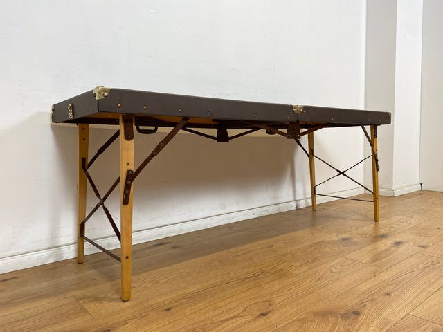 WMK Stilechte & sehr gut erhaltene mobile Mid-Century Massageliege in praktischen mit Kunstleder bezogenem Koffer # Kofferliege Klappliege Liege Tattoo Lederliege Massagebett Spa-Tisch Koffer Vintage