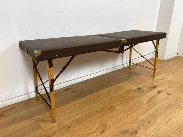 WMK Stilechte & sehr gut erhaltene mobile Mid-Century Massageliege in praktischen mit Kunstleder bezogenem Koffer # Kofferliege Klappliege Liege Tattoo Lederliege Massagebett Spa-Tisch Koffer Vintage